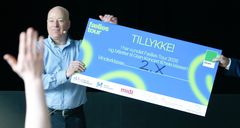 Mike White fra Cyklistforbundets afdeling i Aalborg med præmiebeviset.