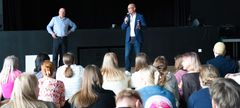2. X modtager hovedpræmien i Fælles-Tour 2026. Den blev overrakt af Mike White fra Cyklistforbundets afdeling i Aalborg og Per Møller, regionsmedlem (K) i Region Nordjylland og 1. viceborgmester i Hjørring Kommune.