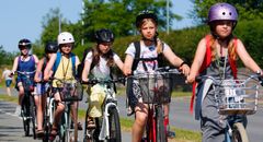 Børn cykler til skole
