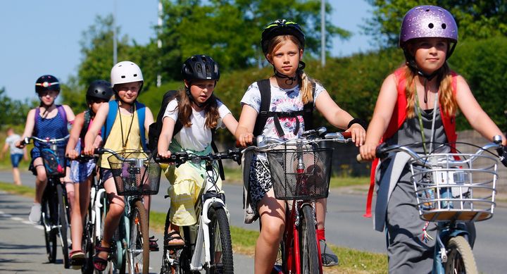 Børn cykler til skole
