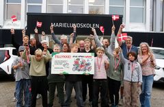 Vinderklassen, personale fra skolen, repræsentanter fra Cyklistforbundet og udvalgsformanden fejrer den flotte præmie.
