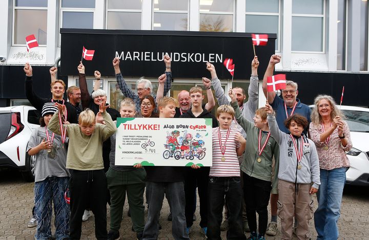 Vinderklassen, personale fra skolen, repræsentanter fra Cyklistforbundet og udvalgsformanden fejrer den flotte præmie.