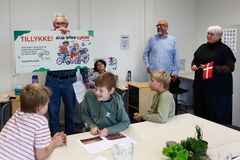 Cyklistforbundets lokalformand i Kolding, Kjeld Reese, overrakte præmien.