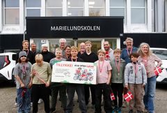 Vinderklassen, personale fra skolen, repræsentanter fra Cyklistforbundet og udvalgsformanden fejrer den flotte præmie.