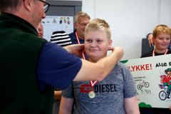 Eleverne fik også medaljer for indsatsen af Kasper Lundtoft Bentsen fra Cyklistforbundet