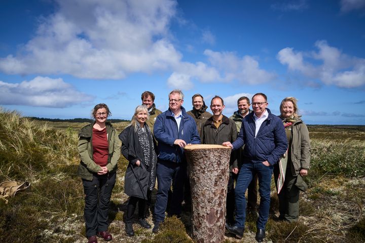 Fra venstre mod højre: Bestyrelsesformand Karen Louise Erichsen, Nationalparkfond Thy, Formand Helene Kähler Hjenner, 15. Juni. Fonden, Direktør Flemming Nielsen, Den Danske Naturfond, Borgmester Mogens Christen Gade (V), Jammerbugt Kommune, Skovrider Ole Noe, Naturstyrelsen, Minister for Grøn Trepart Jeppe Bruus, Direktør Poul Erik Lauridsen, Klimaskov-fonden, Borgmester Niels Jørgen Pedersen (V) Thisted Kommune, Bestyrelsesformand Mette Fabricius Skov, Aage V. Jensen Naturfond