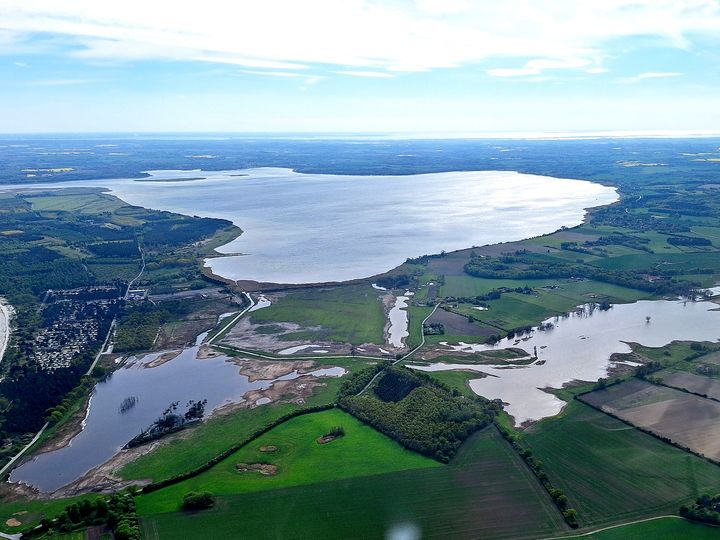Nederst i billedet ses det område, der blev oversvømmet og vådlagt i 2023. Øverst i billedet ses Præstø Fjord.