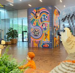 Disney-udstillingen på LEGO Square når næsten op til loftet med sine 4,5 meter og cirka 880.000 LEGO klodser. Udstillingen er åben nu og frem til 29. oktober 2023. Derefter rejser de fire mosaikker til Stockholm, hvor de skal udstilles på Festival of Play.