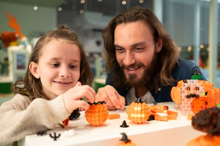 Byg LEGO monstre i Creative Lab, spot skræmmende LEGO minifigurer i World Explorer-området og få et skræmmende godt halloween-foto af familien på LEGO Square. Hele LEGO House er pyntet til Halloween med græskar, spøgelser og uhyrer fra 3. oktober til 5. november 2023