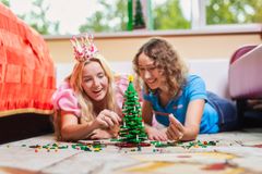 Juletilbud til store og små – med én samlet billet får man denne jul adgang til både LEGO House og LEGOLAND.