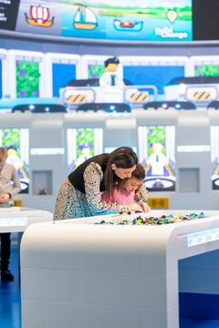 Build the Change i LEGO House er designet til at være lige engagerende for besøgende i alle aldre, og oplevelsen vil løbende blive udviklet og opdateret med nye udfordringer og historieforløb.