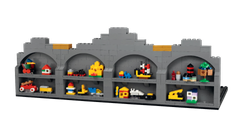 På bagsiden af LEGO House Exclusive nr. 5 finder man 19 nanoskala-modeller af ikoniske milepæle i LEGO brandets historie, herunderThe Wooden Duck, DUPLO set 511, der omfattede både DUPLO og LEGO System klodser, Technic Space Shuttleset 8480, Bionicle Tahu set 40581 og mange andre.