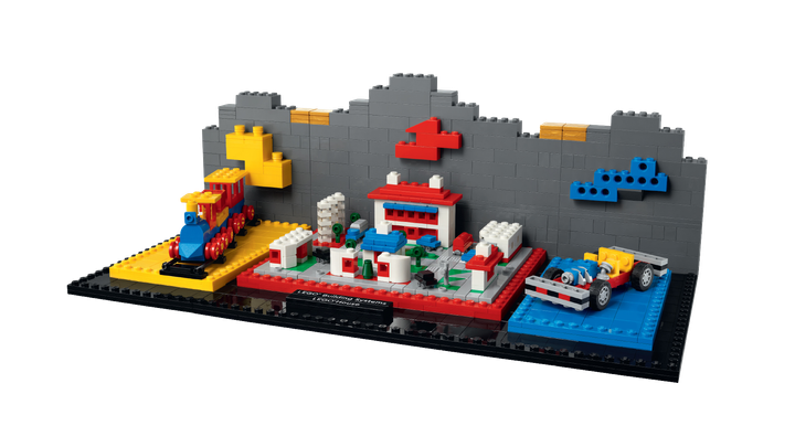 Dette års LEGO® House Exclusive - LEGO® Building Systems - vil være et glædeligt gensyn med i alt 22 elskede modeller fra LEGO historien.