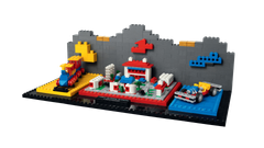 Flere ikoniske LEGO systemer samlet i ét eksklusivt sæt. Dette års LEGO® House Exclusive - LEGO® Building Systems vil være et glædeligt gensyn med i alt 22 elskede modeller fra LEGO historien.