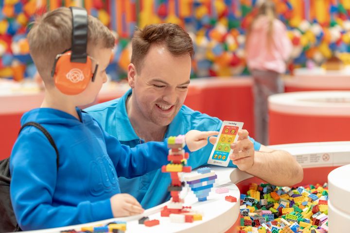 LEGO House har forbedret husets Oplevelseszoner og udstillinger, og medarbejderne er blevet uddannet til at skabe en mere tilgængelig og inkluderende oplevelse for alle.