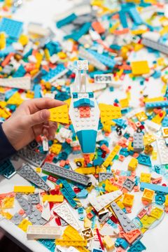 Rumtemaet kan opleves i flere af Oplevelseszonerne i LEGO House – for eksempel i Story Lab, Tree of Creativity, World Explorer og Creative Lab. Sidstnævnte giver LEGO entusiaster mulighed for at konstruere sine egne rumfartøjer.