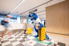 På vej ud møder man også en LEGO dinosaur, der trækker referencer til LEGO House.