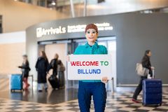 I Billund Lufthavn bliver rejsende nu budt velkommen af flere LEGO værker, heriblandt det 1,7 meter høje LEGO værk 'Welcoming Girl'.