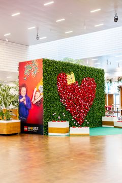 Oplev den farvestrålende blomstervæg med masser af LEGO roser på LEGO Square – det gratis område i LEGO House