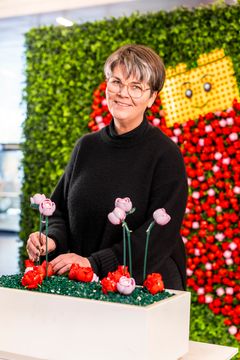 LEGO House har allieret sig med Henriette Linnebjerg fra blomsterbutikken Henry i Vejle, der har øst af sin kreativitet i forhold til at arrangere og kombinere LEGO blomsterne på nye, spændende måder.