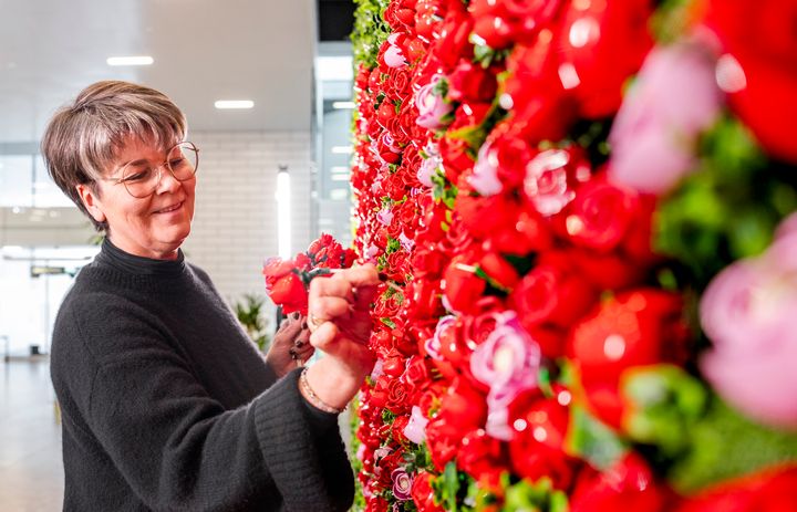 Frem til den 9. april tager LEGO House forskud på foråret med Blomstrende Dage. LEGO House har i den anledning allieret sig med Henriette Linnebjerg (billedet) fra blomsterbutikken Henry i Vejle, der har tryllet med den populære LEGO Botanicals-serie.