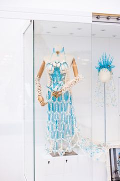 Håndbygget LEGO kjole kreeret af finske Satu Aaltonen. ”Bride of the Frozen Crown” i transparente blå nuancer bevæger sig endda som stof og kan tages på som en rigtig kjole.