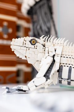 Se nærmere på den hvide leguan i Masterpiece Gallery i LEGO House fra 26. september 2025.