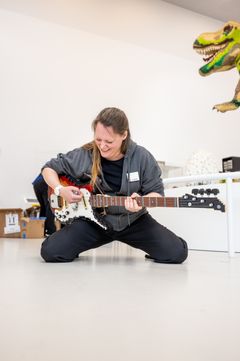 Tyske Juliane Pilster udstiller musikinstrumenter i skala 1:1 blandt andet en Gibson Les Paul og en Fender Stratocaster.