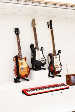 Tyske Juliane Pilster udstiller musikinstrumenter i skala 1:1 blandt andet en Gibson Les Paul, en Fender Stratocaster og et Roland GO:KEYS gengivet i klodser – ja, tangenterne kan faktisk trykkes ned.