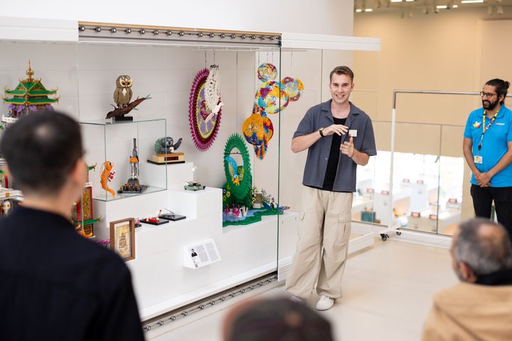 Ian Summers (USA) har netop vundet dette års LEGO Masters USA. Han præsenterer blandt andet finurlige figurer som dovendyret Flash for Zootopia og Shrimp fra Shark Tale.