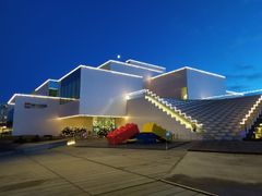 Når temperaturen falder udenfor, bliver indendørs oplevelser et velkomment supplement til kælketure og røde næser. I LEGO® House er der både varme og masser af kreative aktiviteter for hele familien. Lær for eksempel nye byggeteknikker i LEGO Masters Academy.