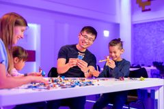 Leg og lær i små grupper med kyndig vejledning fra LEGO House Play Agents. I december er der ekstra mange sessions på dansk