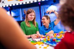 Med hjælp fra LEGO House Play Agents lærer du nye byggetricks og opdager, hvordan kreativitet og teamwork kan få dine idéer til at hoppe, flyve og snurre på livet løs.