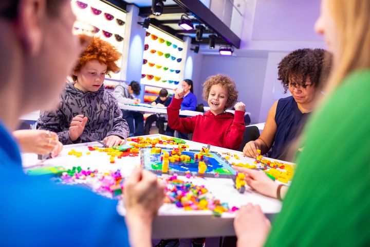 LEGO Masters Academy Niveau 1 er designet specielt til familier og venner og handler om at bygge, grine og udforske sammen.