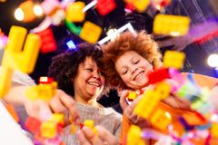 Sammen med din familie kan du eksperimentere, lege og vække dine dyr til live i sjove, interaktive udfordringer.