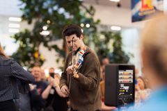 Se LEGO kunstneren Gerardo Pontiérrs kreationer i Masterpiece Gallery og hør ham give koncert på instrumenter bygget af og udsmykket med LEGO klodser.