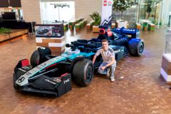 Frederik Vesti ved den udstillede Mercedes-racer. Den imponerende model kan ses i LEGO House frem til 12. august.