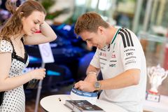 Frederik Vesti uddelte autografer i stor stil – på kasketter, trøjer og, som her, også i studenterhuer.