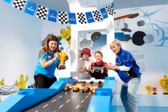 I LEGO House Test Driver kan man bygge sine egne racerbiler og teste dem.