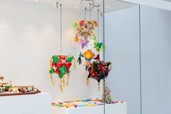Entre Flores, Luz y Fuego (Mellem blomster, lys og ild) af Abraham Virgen Gonzalez fra Mexico/USA – Mexicanske ferietraditioner bragt til live gennem piñataer, blomster, fyrværkeri og personlige minder.
