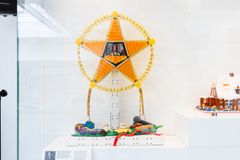Kumikutikutitap na Parol af Lee Magpili fra Filippinerne/USA – en traditionel filippinsk stjernelanterne, der fejrer familie, kultur og fællesskab.