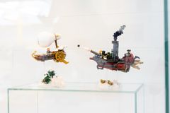 Mange rejser, ét hjem af indiske Sameer Yeleswarapu – LEGO DUPLO® figurer rejser fra alle retninger mod én fælles destination.
