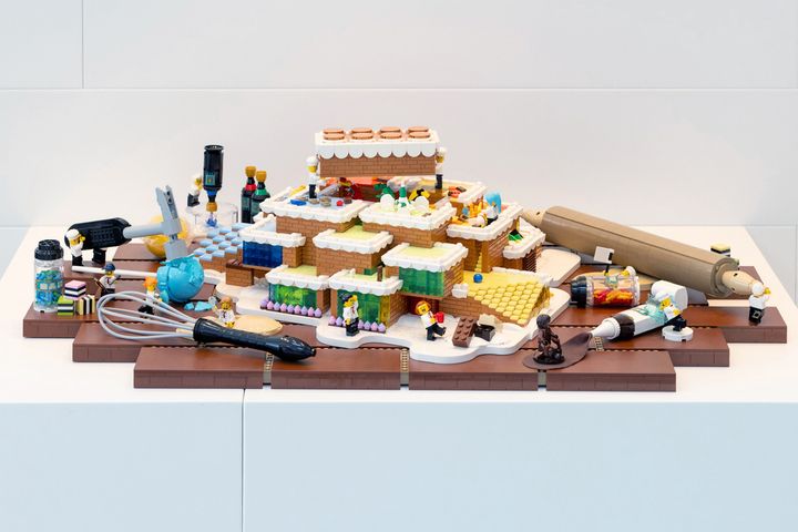 Honningkage LEGO huset af amerikanske Maxx Davidson – minifigurer tager fat på den store udfordring at forvandle LEGO House til en festlig honningkage-kreation.