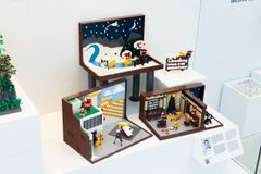 Kvækkende hjem til jul skabt af danske Mads Bergholz Frederiksen – den ikoniske LEGO træandfamilie tager på sin festlige rejse hjem gennem Billund.