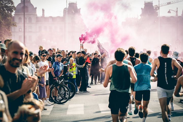 Copenhagen Half Marathon er lig med tilskuerfest i de mange powerzoner med musik og underholdning langs med ruten. Man kan købe dagsbilletter til nedsatte priser til metroen på dagen, hvis man vil følge sine favoritløbere rundt på ruten.