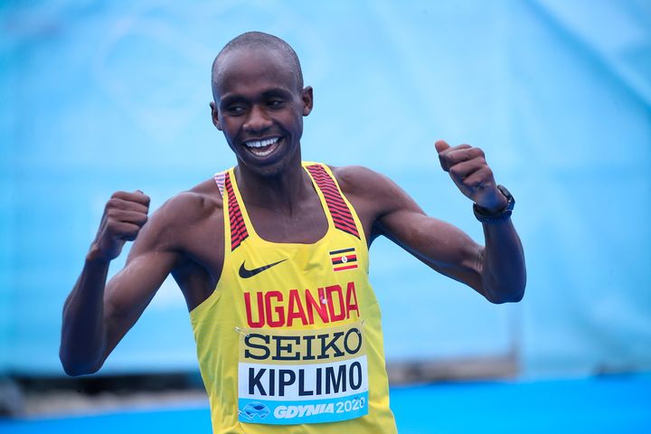 Verdensrekordholder på halvmaraton-distancen Jacob Kiplimo fører an i en parade af verdensstjerner ved Copenhagen Half Marathon. Foto: