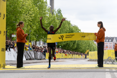 Sharon Kiptugen from Kenya claimed the victory in her marathon debut - only five seconds from the race record.