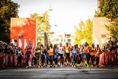 Så snart Copenhagen Half Marathon skydes i gang med lynantrit fra verdenseliten på jagtvej, forvandles 21,097 km af Københavns gader til én lang fest med musikzoner, underholdning og heppende tilskuere, der venter de 32.000 deltagere.