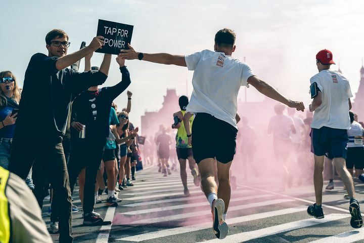 Copenhagen Half Marathon er garanti for en atmosfære, der tiltrækker løbere fra hele verden. 32.000 løbere er tilmeldt, mens mange flere ønsker at være med.