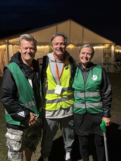 Betina Olsen (th), frivillig og kontaktperson fra fodboldklubben AC Amager Academy
